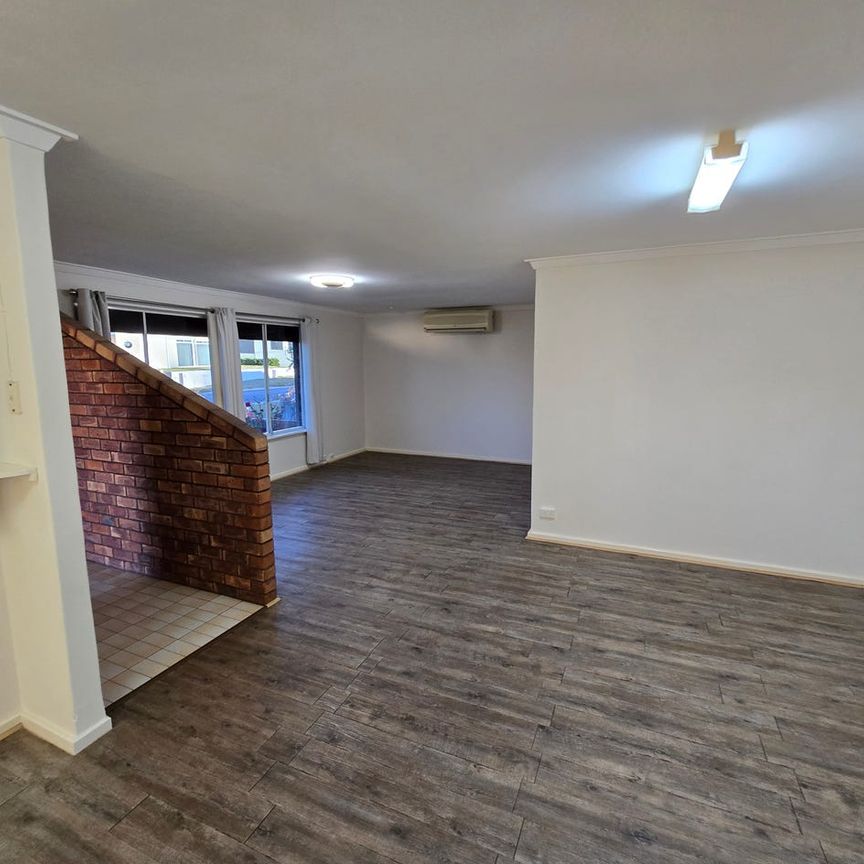 Bright Coastal Home with Huge Workshop, Double Carport & Optional Furnishings – Moments from Safety Bay Foreshore - Photo 1