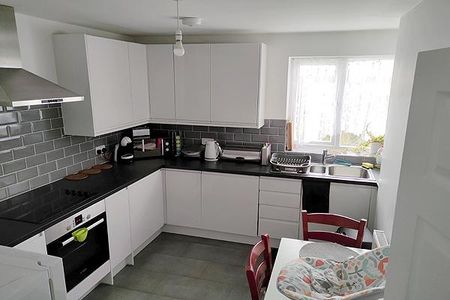 3 bedroom flat to rent - Photo 4