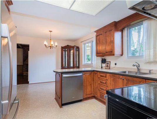 9 Rue Linden, Kirkland, QC H9H - Photo 1