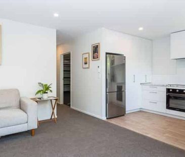 EDGEWARE - MODERN TWO BEDROOM, LOW MAINTENANCE,SINGLE GARAGE - Photo 4