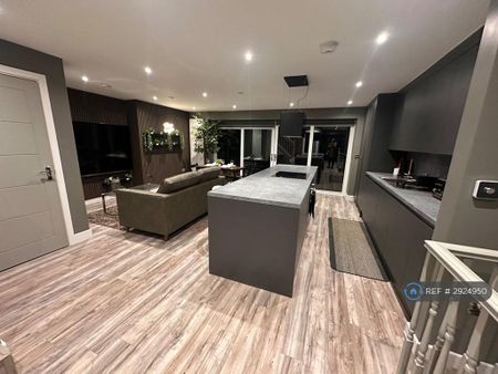 4 bedroom detached house to rent - Photo 4