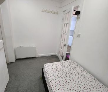 3 Bed Detached House, Vicarage Lane, E15 - Photo 3