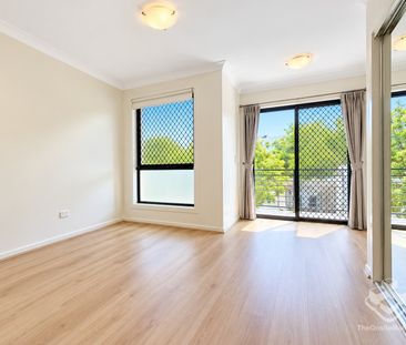 5 BEDROOM TOWNHOUSE IN THE HEART OF CARINDALE - Photo 4