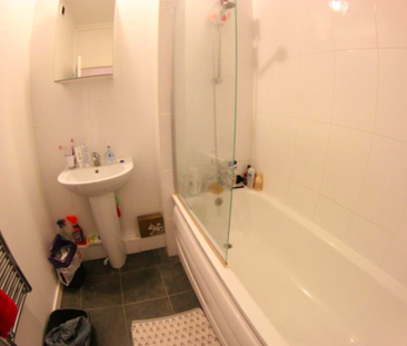 1 bedroom in a flat share to rent - Photo 5