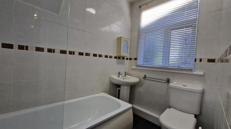 2 bed flat to rent in St Albans Crescent, Heaton - Photo 2