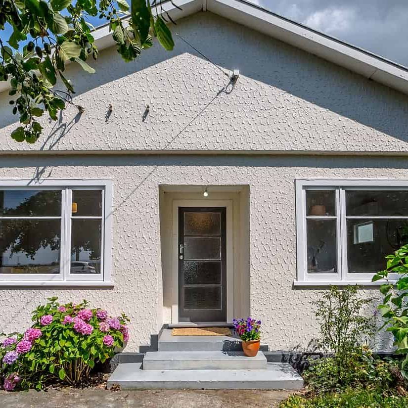 Charming 3-Bedroom 'Californian' Style Bungalow Ho - Photo 1