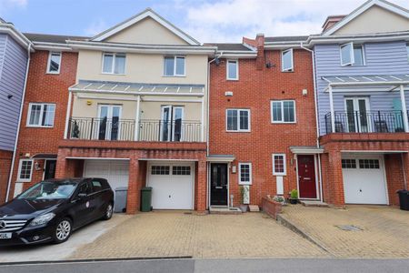 Flowers Avenue, Ruislip, HA4 - Photo 5
