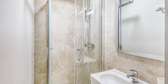 MANTEGA RIGHI Roommate 4 Bedrooms at Nice - Photo 3