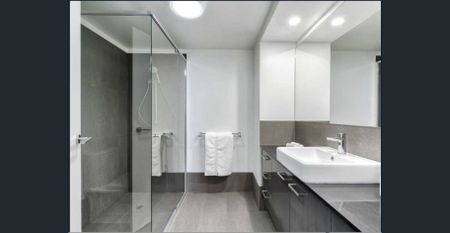 Incredible Value! Centrally located, top floor, North-East corner apartment! - Photo 5