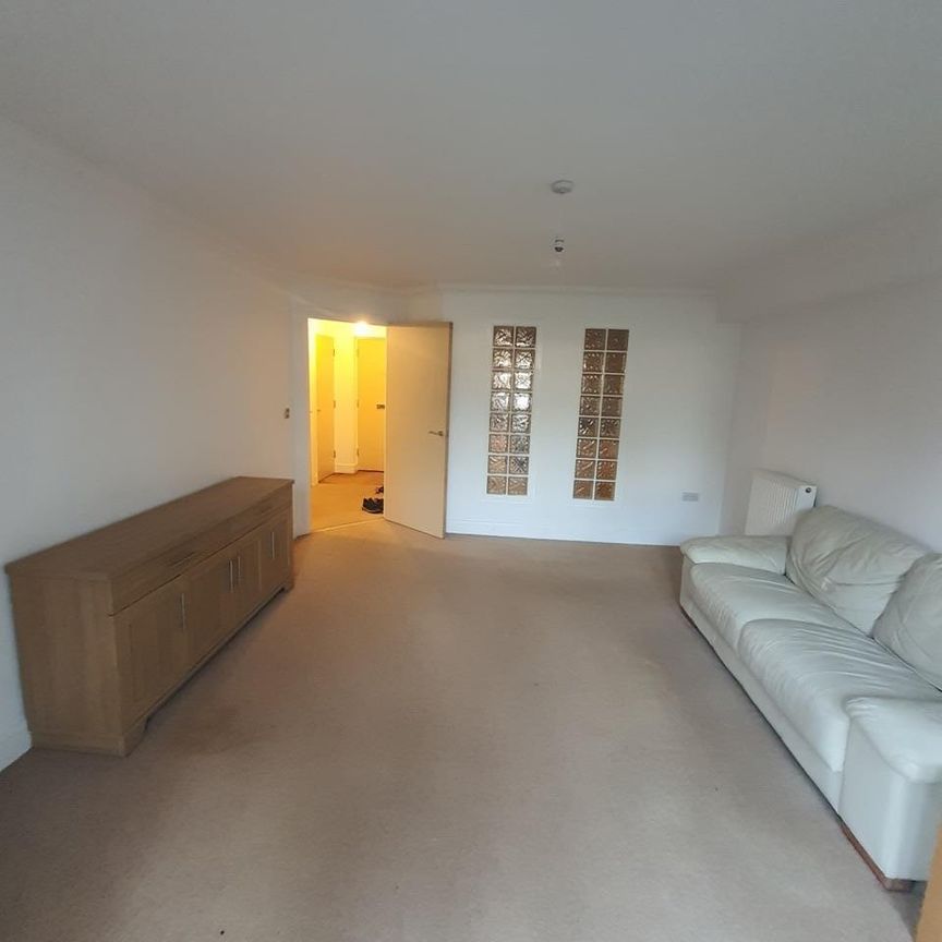 2 Bed Flat, Hulse Road, SO15 - Photo 1