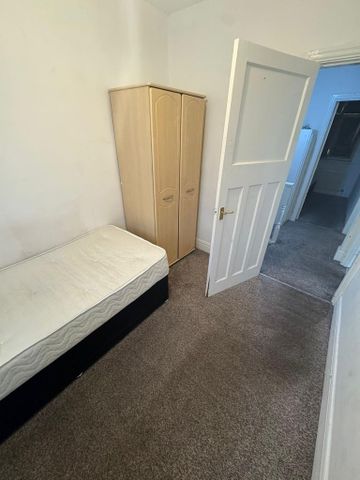 3 bedroom flat to rent - Photo 4