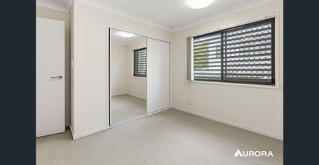 Spacious Stylish and Contemporary Townhouse in a secure, ultra-convenient location! - Photo 2