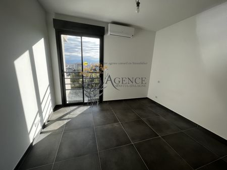 T3 VIDE AVEC TERRASSE-RESIDENCE RECENTE - Photo 3