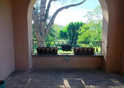 Ardeatina-Divino Amore: Quiet, charming rustic villa, big and well-curated garden, 3 beds, 1 study, 3 baths, living room, kitchen, with terraces , AC and parking space. Ref 2322