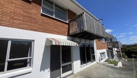 Spacious 4-Bed Townhouse - Walk to Highbury Mall - Photo 4