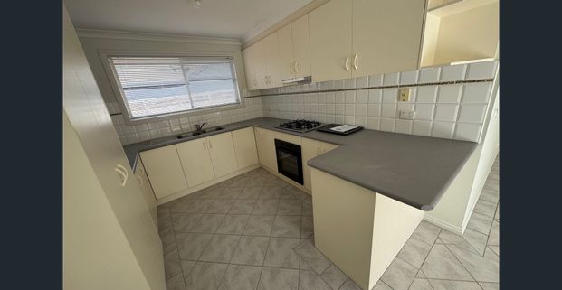 Spacious & Refreshed 3-Bedroom Unit in Prime Hillside Location - Photo 1