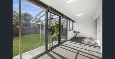 Charming 3-Bedroom Home with Garage & Aircon - Photo 2