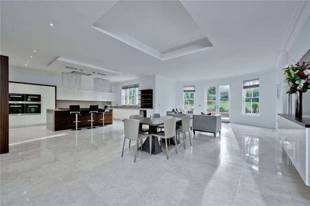 A stunning family home finished to an exceptional standard throughout. SHORT LET ONLY. - Photo 4