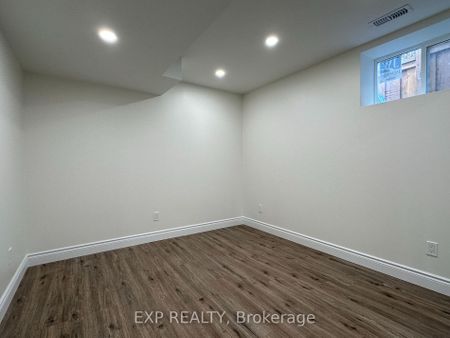 Detached Home For Lease | X8118424 - Photo 5