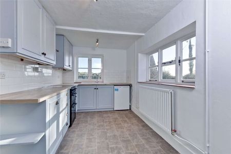 A quintessential English country cottage sitting in an enviable position. - Photo 5