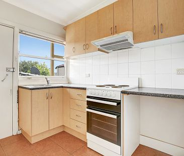 Spacious Top Floor Unit in the Heart of Dulwich Hill - Photo 4