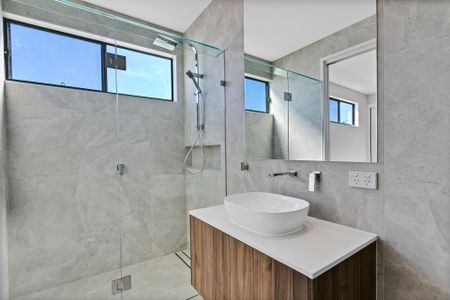 Luxurious Top Floor Unit with Terrace, Ocean Views. Water and Electricity Included! - Photo 4