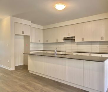 For Lease - 21 Viola St. Street, East Gwillimbury, Ontario - Photo 4