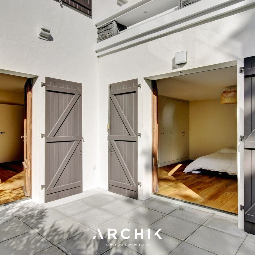 Architecture du début du XXème siècle, cette maison de 400 m2 prend place en première ligne, face au Bassin, sur un magnifique terrain de 3 000 m2 dans le quartier Haitza, au Pyla. - Photo 1