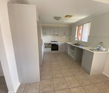Spacious 3 Bedroom, 3 Bathroom Home Found In Quiet Block Of 4, Refu... - Photo 3