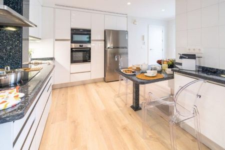 4 Bedroom Apartment For Rent in Puerto Banús, Málaga - Photo 3