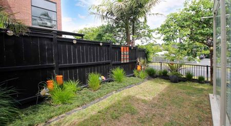 THREE BEDROOM FAMILY HOME - Photo 4