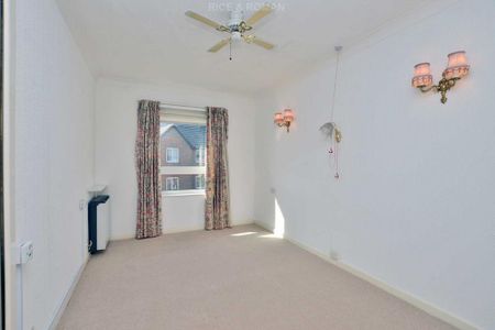 1 bedroom retirement property to rent - Photo 5