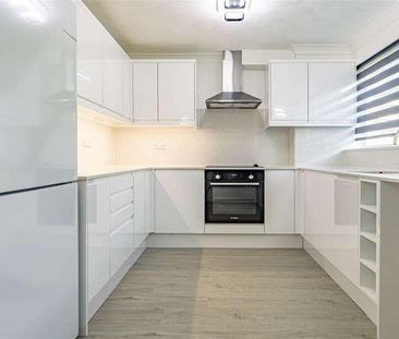 Priory Court, Harlow, CM18 - Photo 4