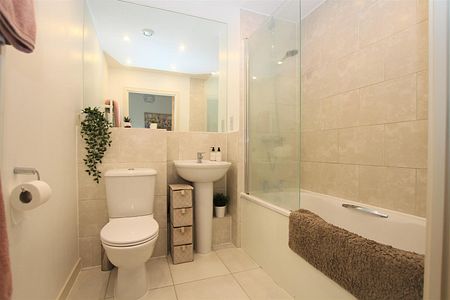 1 bedroom Apartment to let - Photo 5