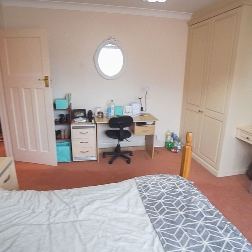 4 Bedroom House To Rent in Winton - £1,900 pcm Tenancy Info - Photo 1