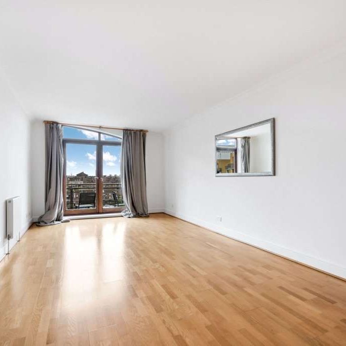Bright and spacious one double bedroom apartment right in the heart of London's very own oasis; St Katharine Docks. - Photo 1
