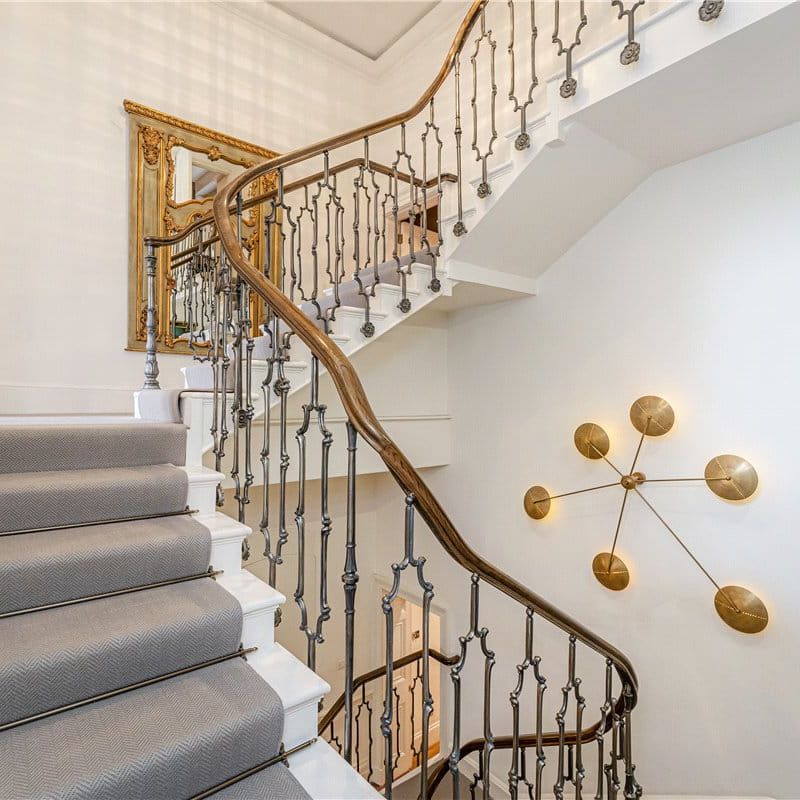 SHORT LET. A three bedroom house of approximately 2,826 square feet. - Photo 1