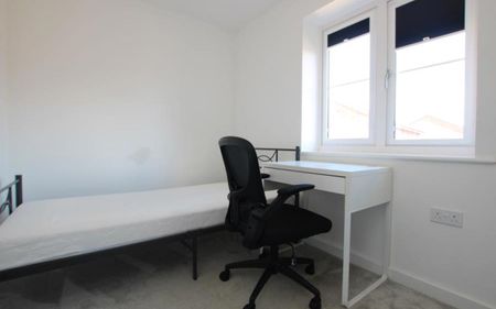 A four bed student house offered to the market fully furnished and available August 2026. Bills not included. - Photo 3