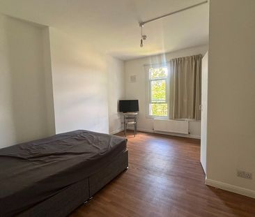 Room in a Shared House, Holmesdale Road, SE25 - Photo 1