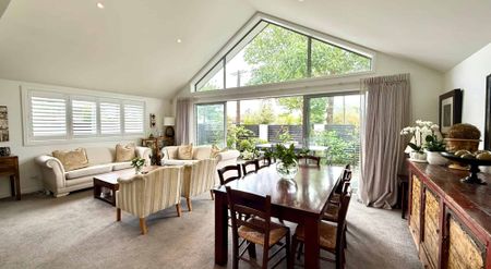 EXECUTIVE FULLY FURNISHED FRONT TOWNHOUSE - Photo 4