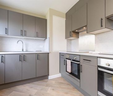 1 bedroom in a flat share to rent - Photo 2