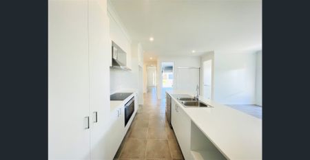 4Bed Family Home Available Now!! Extra Air Con Installation!! - Photo 2