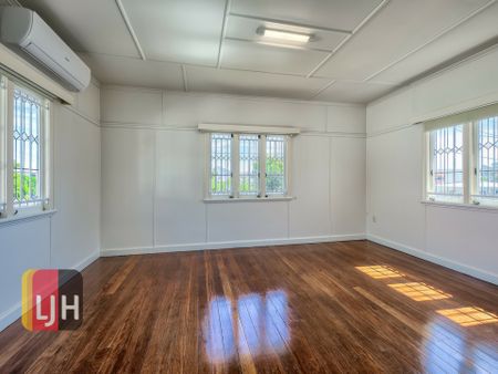 AIR CONDITIONED THREE BEDROOM HOUSE - Photo 2