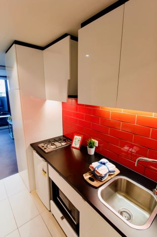 Large 1 Bedroom - Photo 4