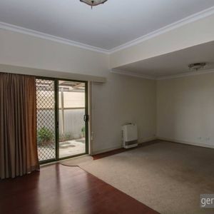 Central three bedroom unit - Photo 2