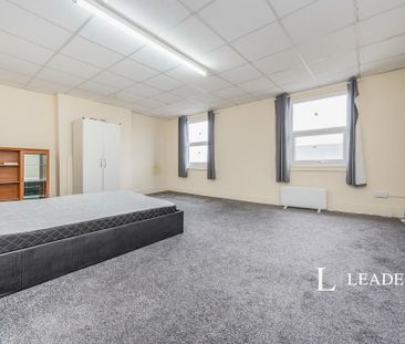 3 bedroom flat to rent - Photo 3