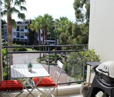 Modern Waterfront Living - 1 Bedroom Apartment in Chiswick - Photo 4