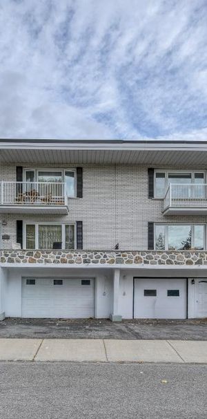 Très grand 3 1/2 , au demi-sous-sol d'un duplex dans emplacement très recherché - Photo 1