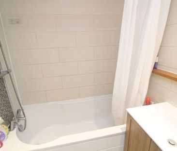 2 bedroom end of terrace house to rent - Photo 2