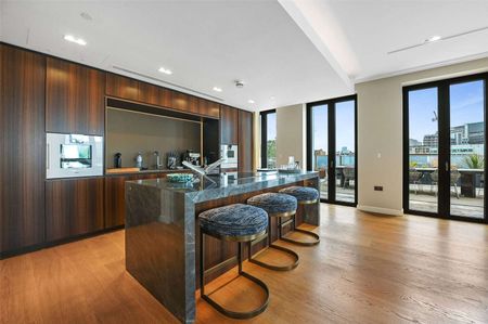 A beautifully furnished sub-penthouse apartment with a large roof terrace in a world class development. - Photo 5